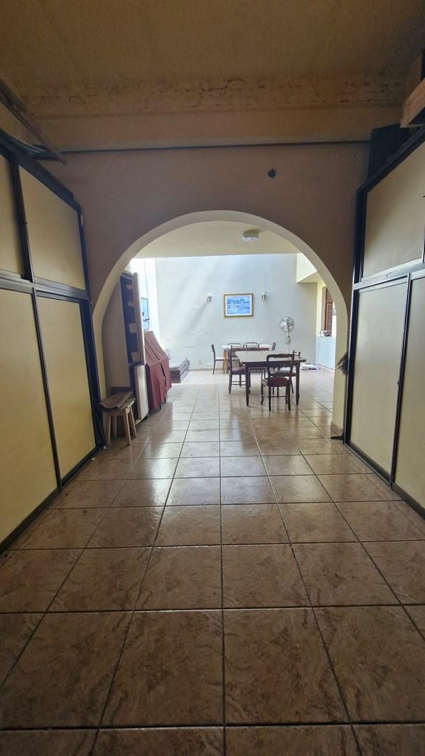 Foto de PH con local, en venta. Terraza, garaje, entrada individual -Nueva, imagen 2