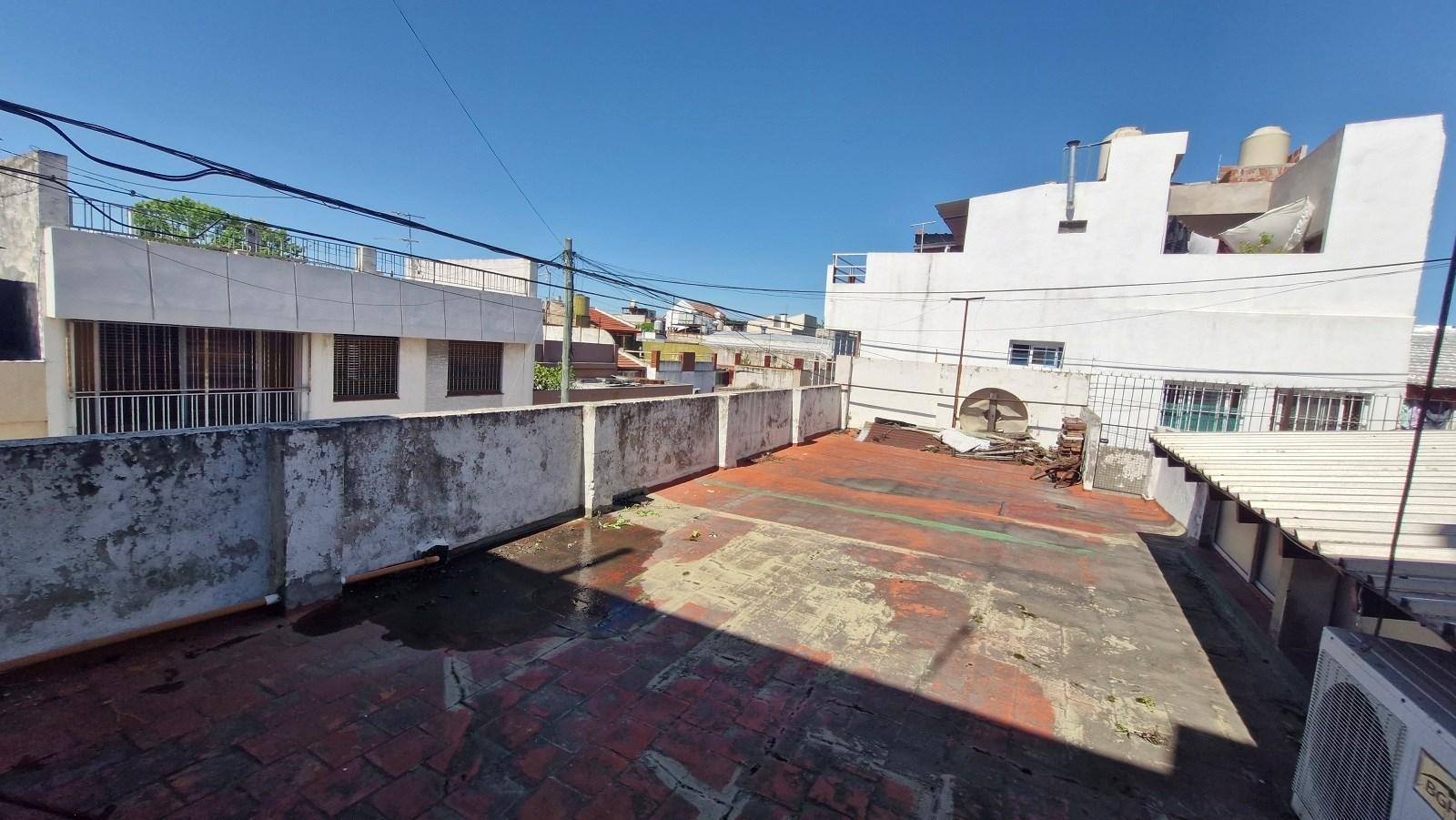 PH con local, en venta. Terraza, garaje, entrada individual -Nueva Pompeya- Ideal 2 familias