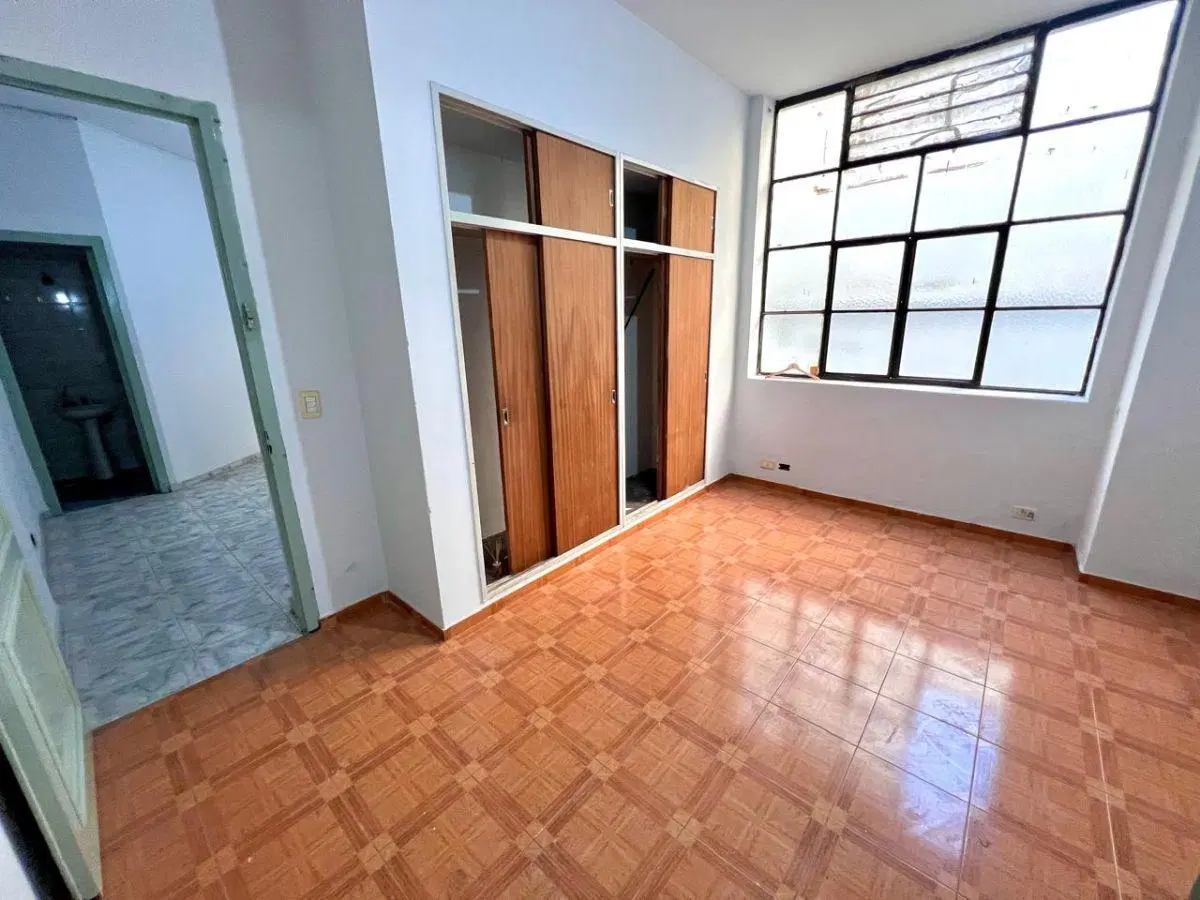 Edificio venta block subdividido local y 5 departamentos. Buena Renta. -Constitución- 8