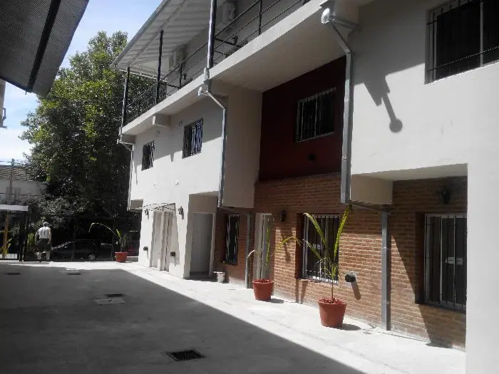 Departamento 3 AMB CON PATIO Y cochera. tigre. tacuari 255. todo incluido( no abona expensas. abl 5