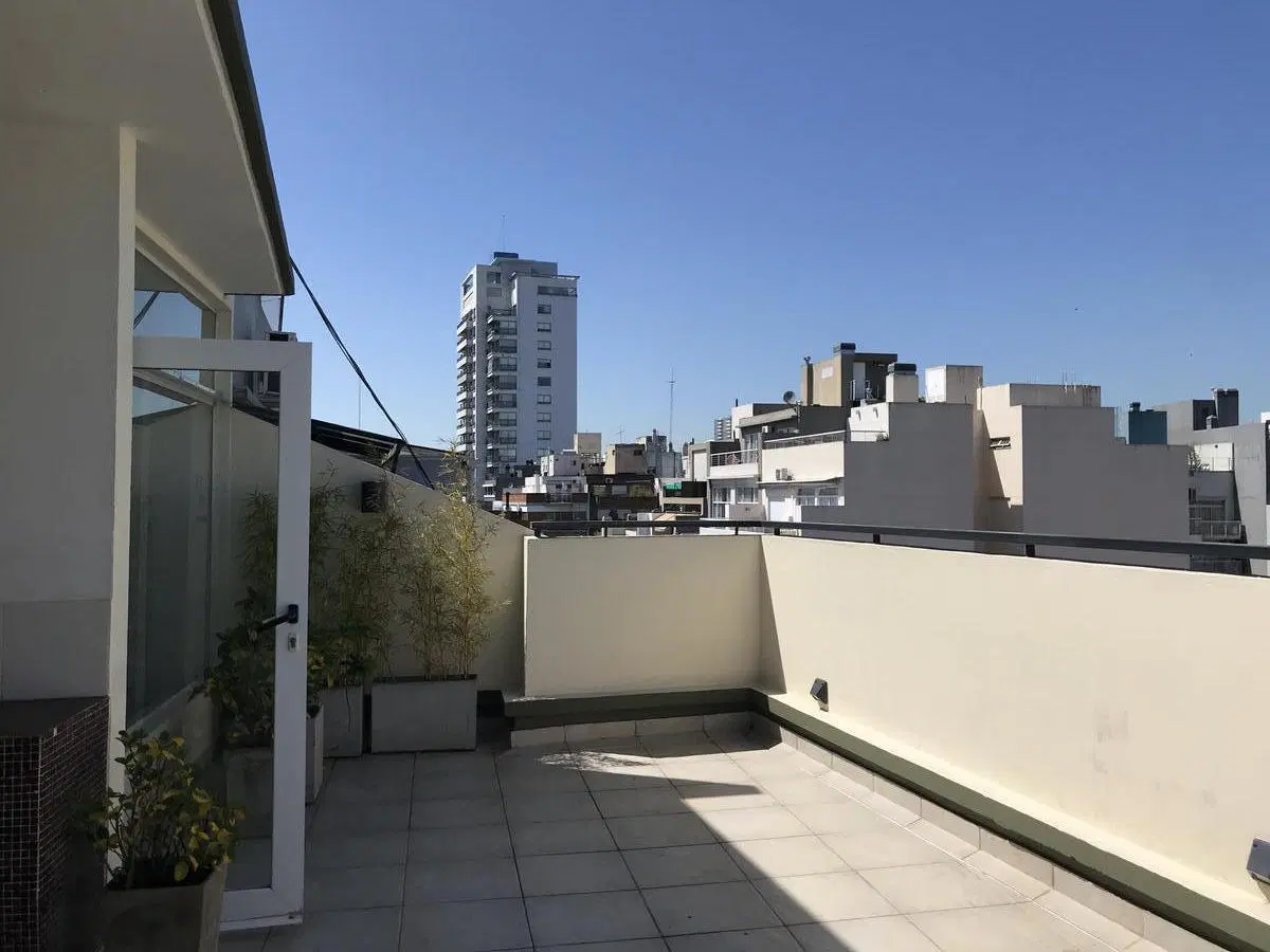 DEPTO. DE 2 AMBIENTES AL FRENTE CON BALCON Y PATIO CUBIERTO 5