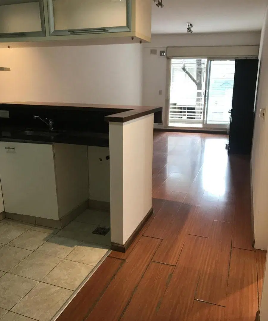 DEPTO. DE 2 AMBIENTES AL FRENTE CON BALCON Y PATIO CUBIERTO 8