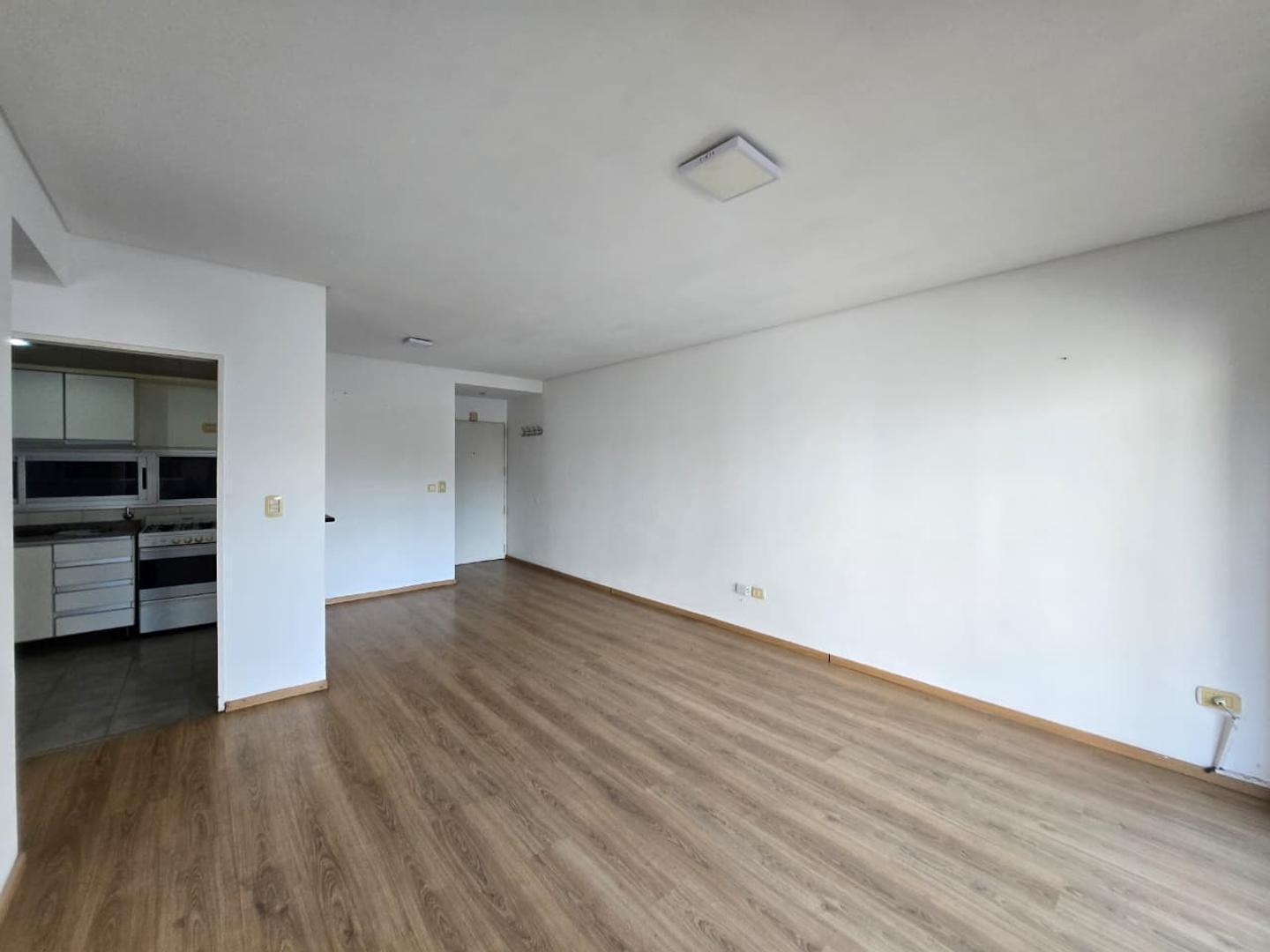 Foto de departamento amplio 2 amb suite vestidor toillete Fte, imagen 3