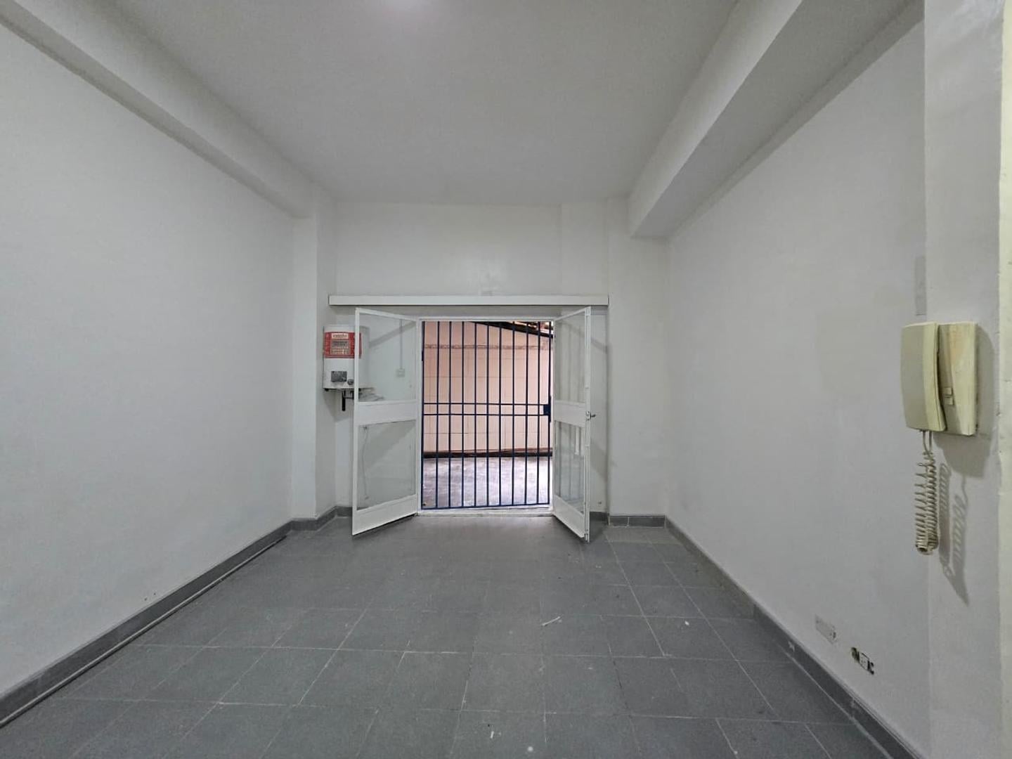 Foto de Departamento Monoambiente amplio en PB con PATIO, imagen 2