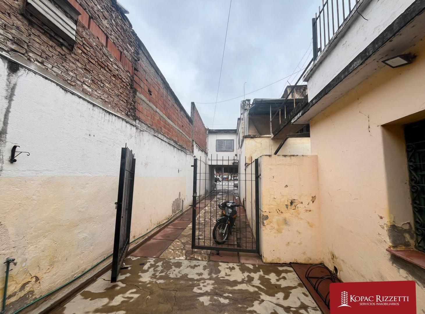 Foto de VILLA CABRERA (CARAFFA 2936) - VENTA GALPON 300 M2 CON LOCAL Y 2 DEPARTAMENTOS DE 2 DORM CADA UNO., imagen 3