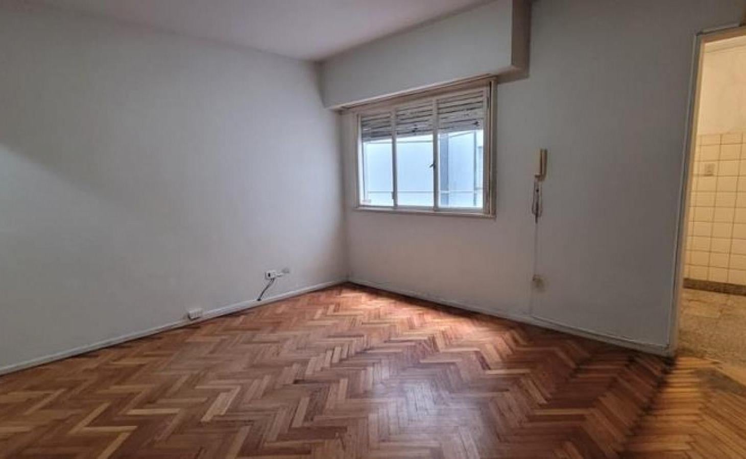 Once. 2 Ambientes. Muyy buena ubicacion Av. Corrientes, a mts Av. Puyerredon. Interno, luminoso.