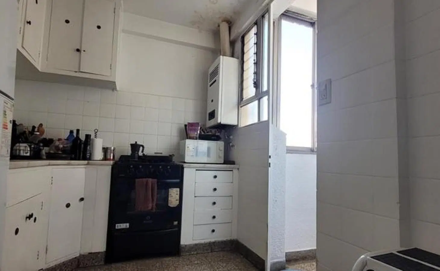 3 Ambientes, interno. LUMINOSO. EXCELENTE ESTADO (SIN MUEBLES). Muy buena ubiacion sobre Av. Scalabr 4