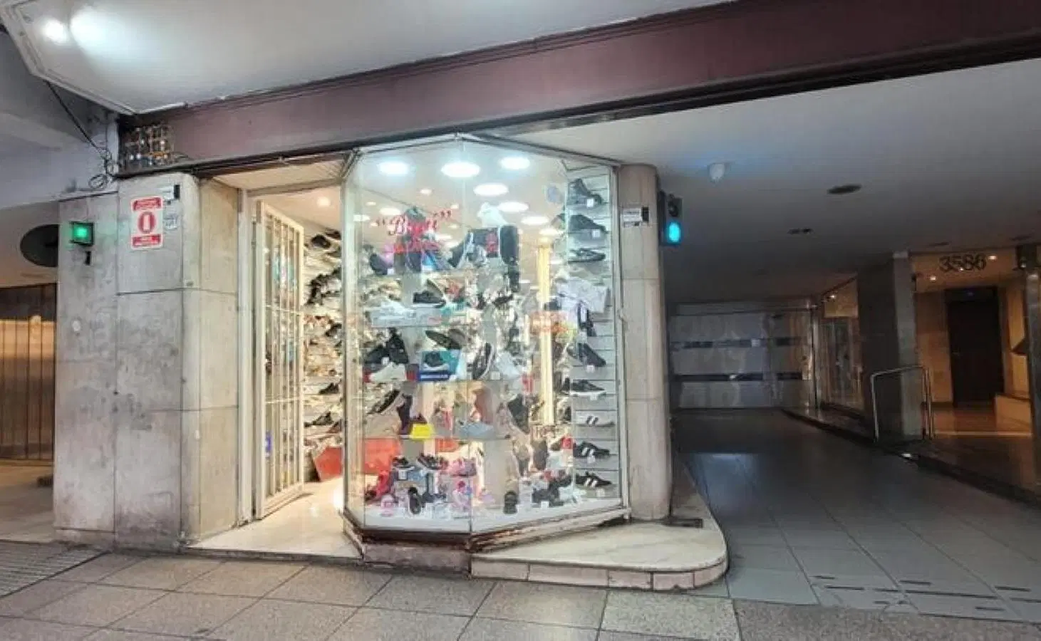 Local comercial, a la calle. Excelente ubicacion sobre Av. SANTA FE 2