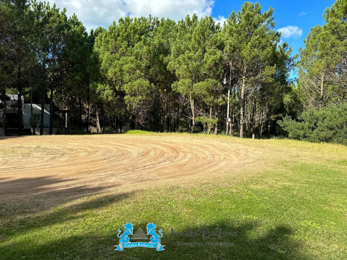 Venta Lote 1700 m². Costa Esmeralda Barrio Residencial Arbolado Cul de Sac 4