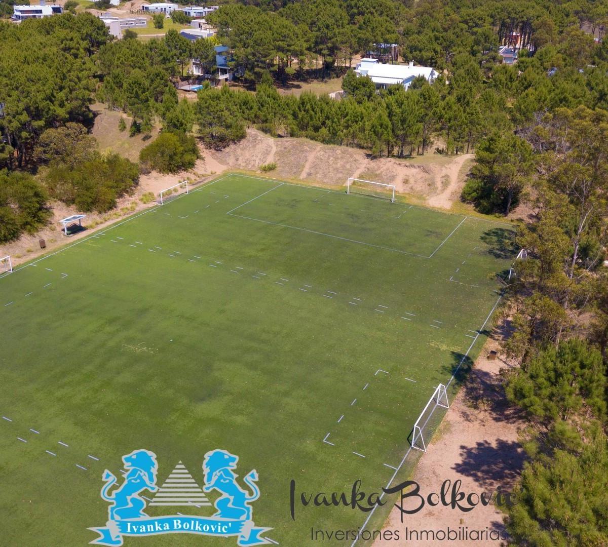 Venta Lote en Costa Esmeralda - 977 m² con Amplios Fondos Libres Arbolado 1