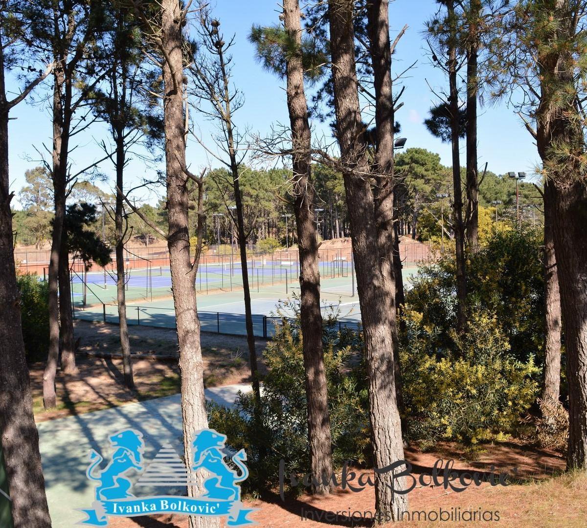 Venta Lote en Costa Esmeralda - 977 m² con Amplios Fondos Libres Arbolado 2