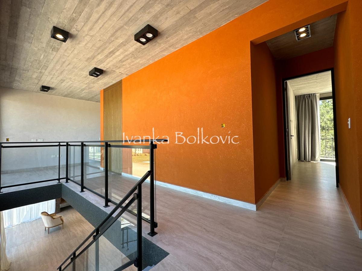 Venta Impresionante Casa 396 m² Costa Esmeralda - Hormigon Visto 3