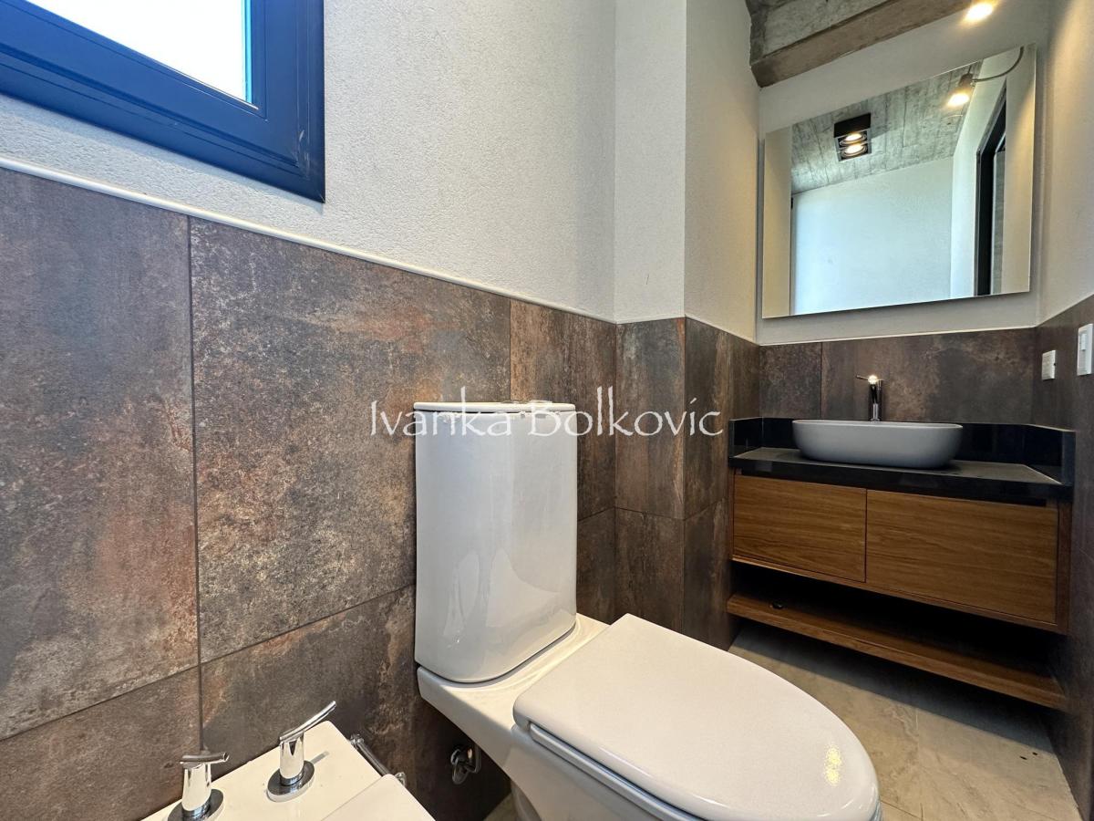 Venta Impresionante Casa 396 m² Costa Esmeralda - Hormigon Visto 2