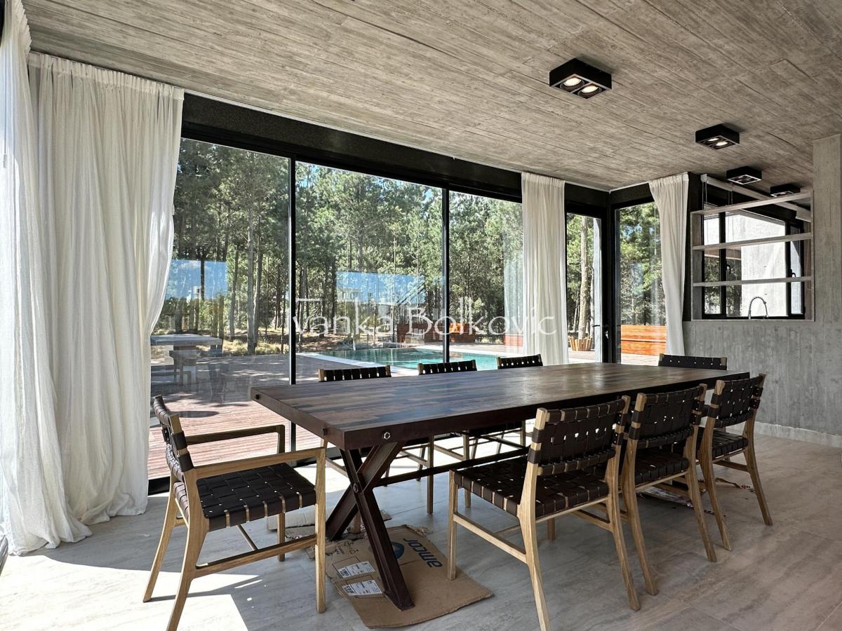 Venta Impresionante Casa 396 m² Costa Esmeralda - Hormigon Visto 1