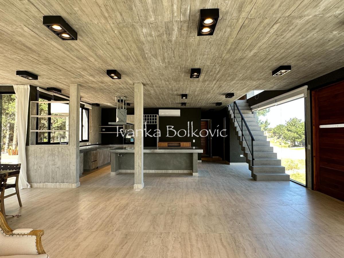 Venta Impresionante Casa 396 m² Costa Esmeralda - Hormigon Visto 3