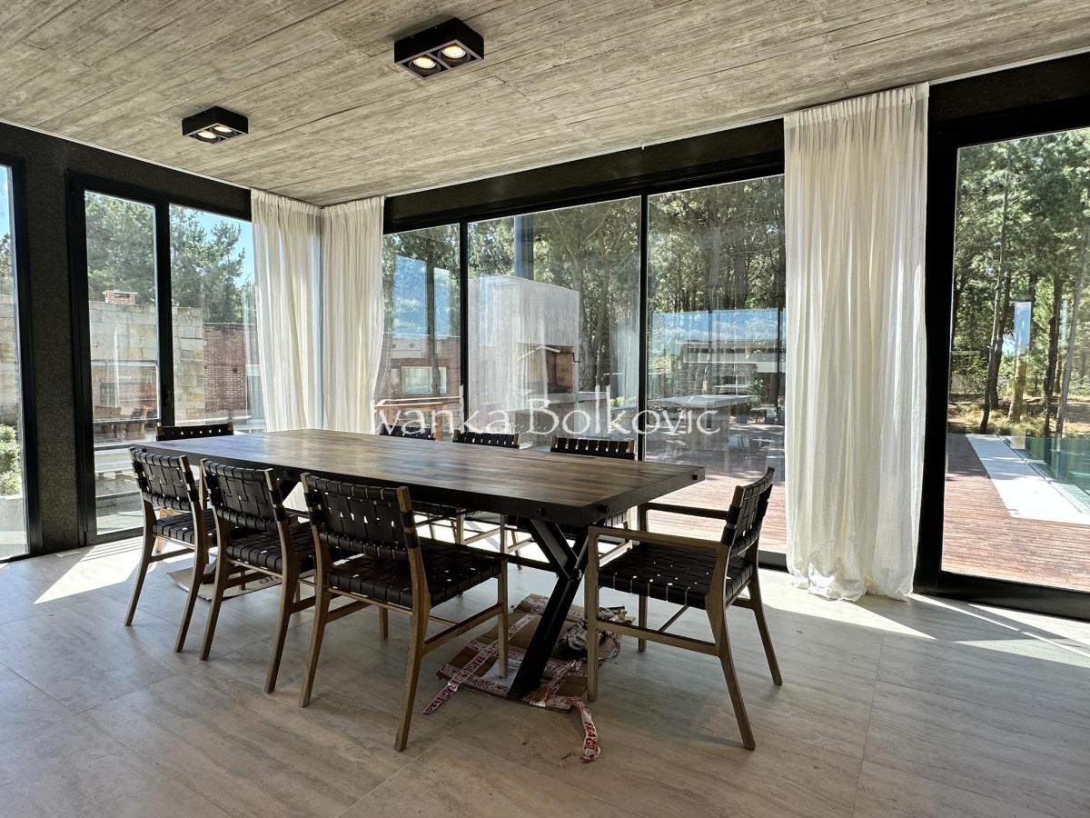Venta Impresionante Casa 396 m² Costa Esmeralda - Hormigon Visto 2