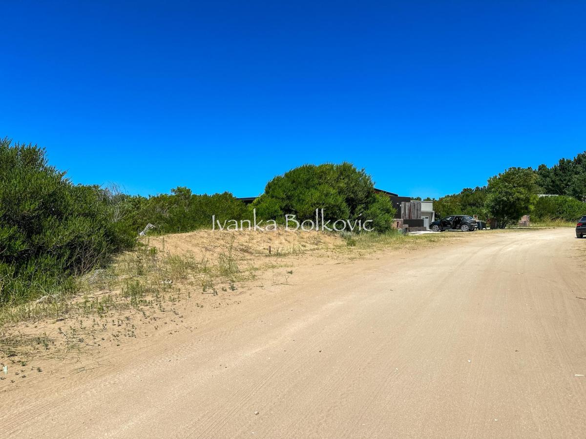 Venta Lote Costa Esmeralda Entorno Moderno y Fondos Libres