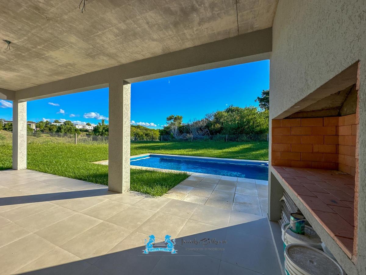 Venta Casa a Estrenar Barrio Senderos - Costa Esmeralda Piscina y Fondo Libre 5