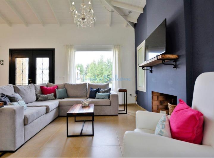 Venta Casa ideal para disfrutar  rodeada de pinos con piscina y quincho 4