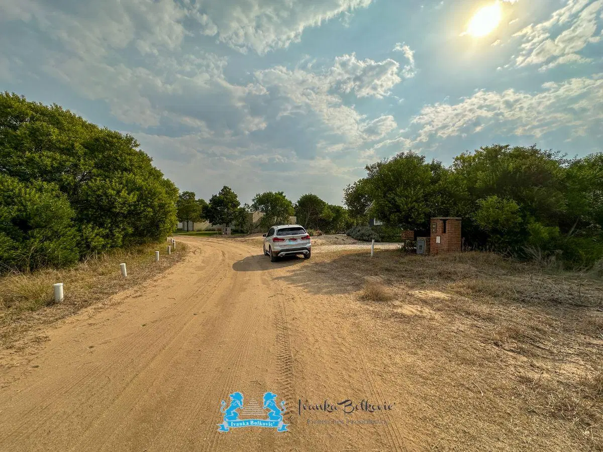 Venta Lote a nivel de 1.370 m² - entorno arbolado Costa Esmeralda 5