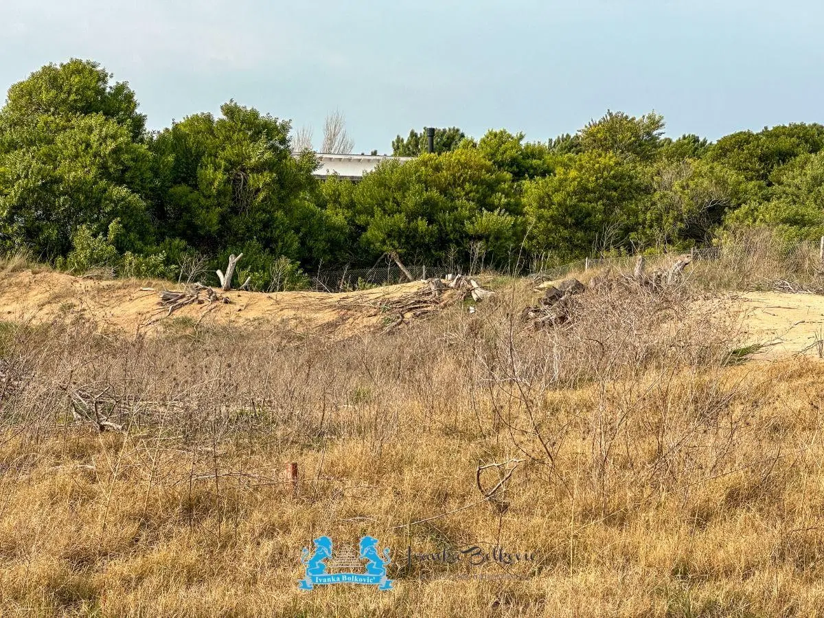 Venta Lote a nivel de 1.370 m² - entorno arbolado Costa Esmeralda 4