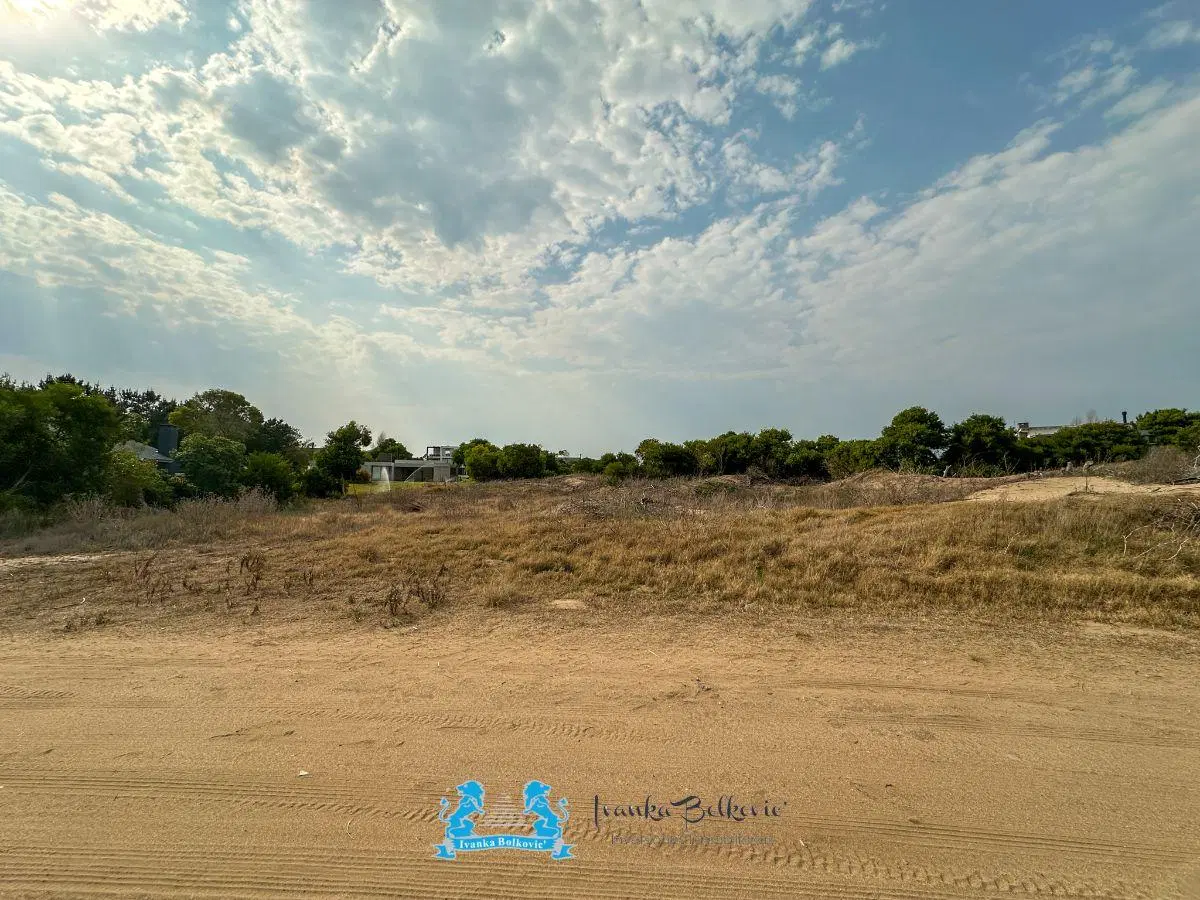 Venta Lote a nivel de 1.370 m² - entorno arbolado Costa Esmeralda 2