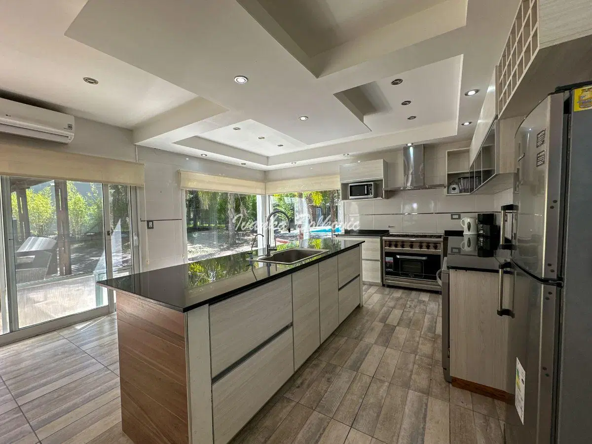 Casa Venta Costa Esmeralda Fondo Con Espacio Verde Pileta Y Sumamente Disfrutable. 4