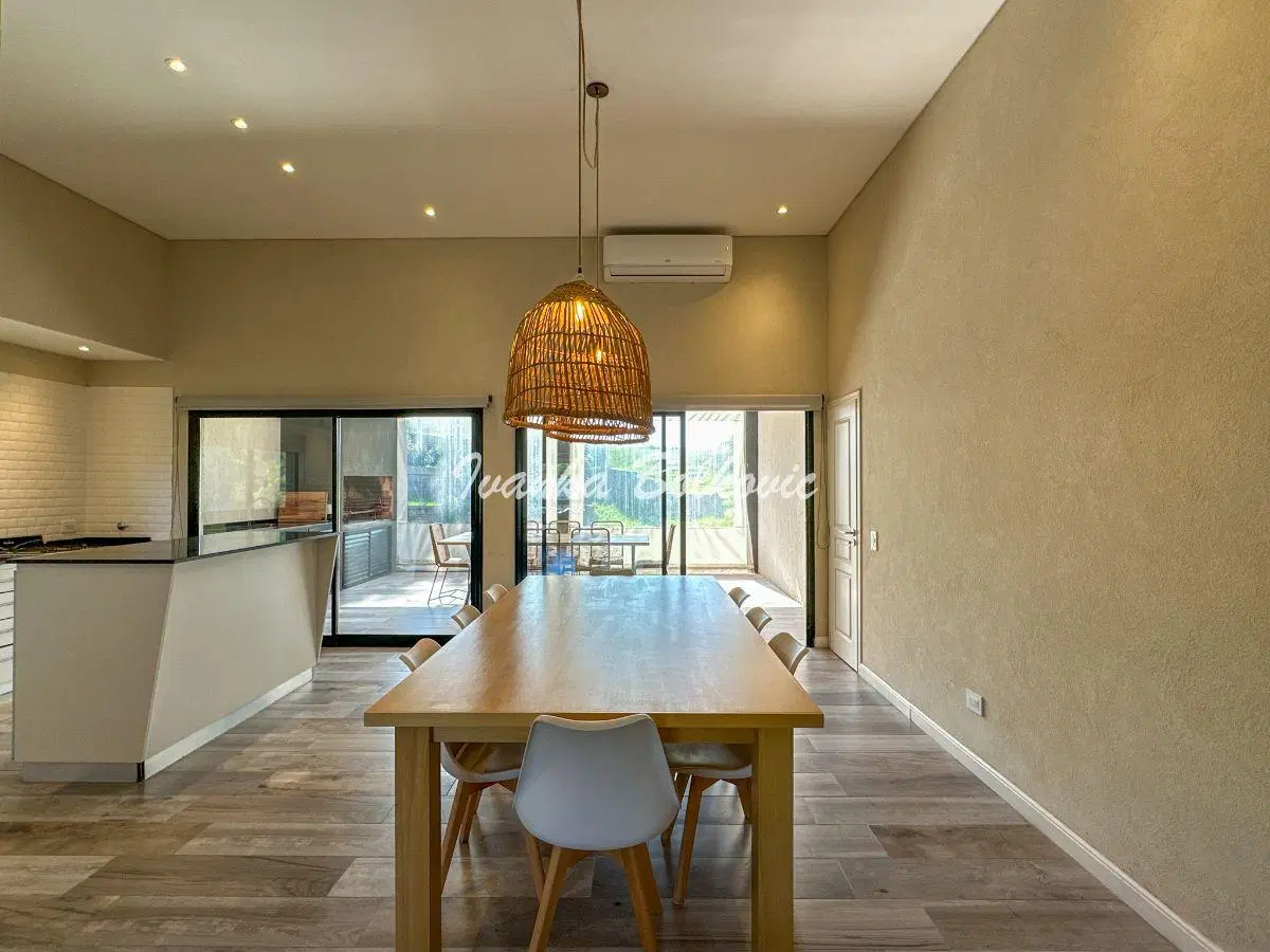 Venta Casa Con 270 M2 Y 4 Dorm. en Suite Costa Esmeralda 2