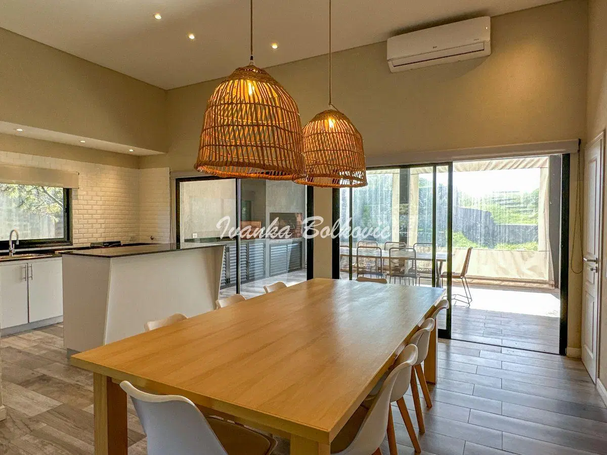 Venta Casa Con 270 M2 Y 4 Dorm. en Suite Costa Esmeralda 3