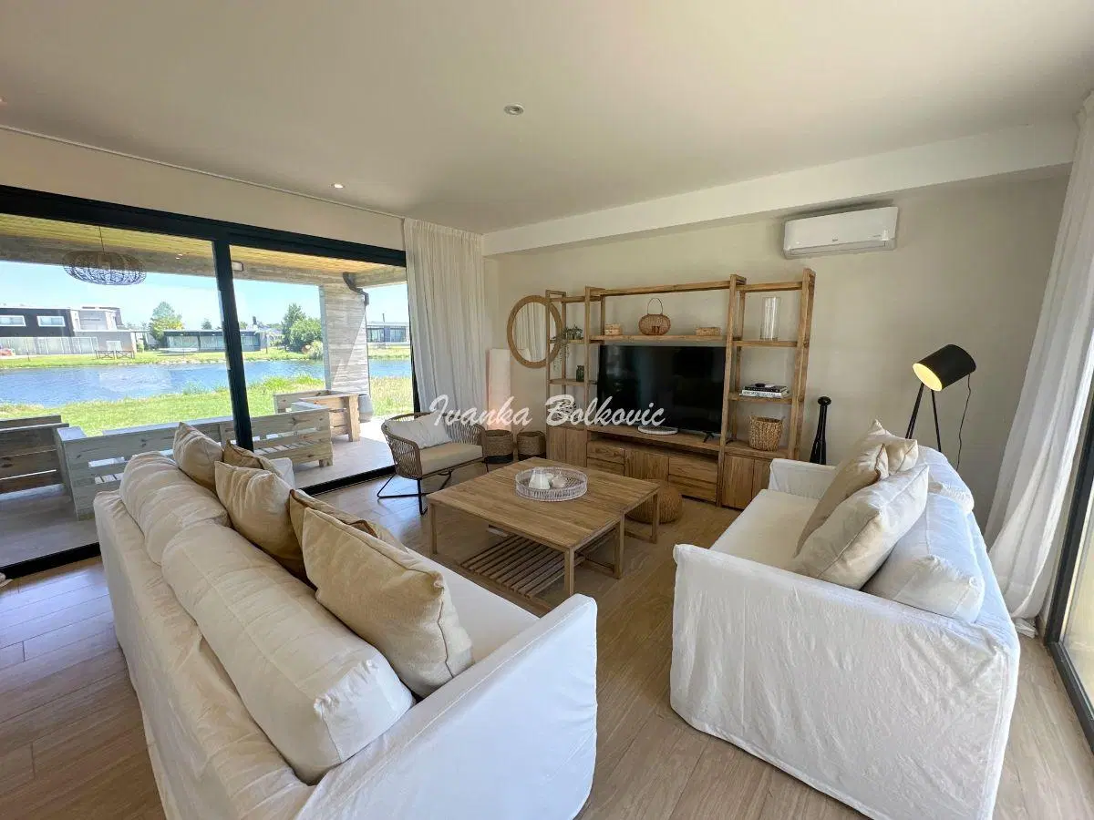Casa en venta con 241 m2 con 4 dormitorios Costa Esmeralda Vista Directa a La Laguna 5