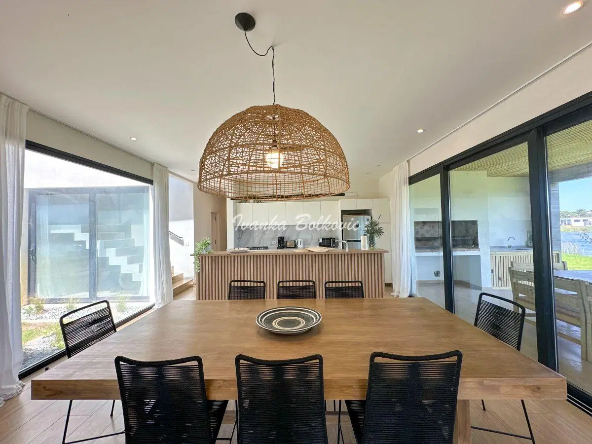Casa en venta con 241 m2 con 4 dormitorios Costa Esmeralda Vista Directa a La Laguna 4