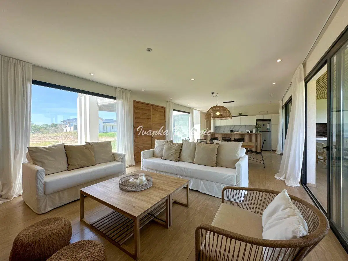 Casa en venta con 241 m2 con 4 dormitorios Costa Esmeralda Vista Directa a La Laguna 2