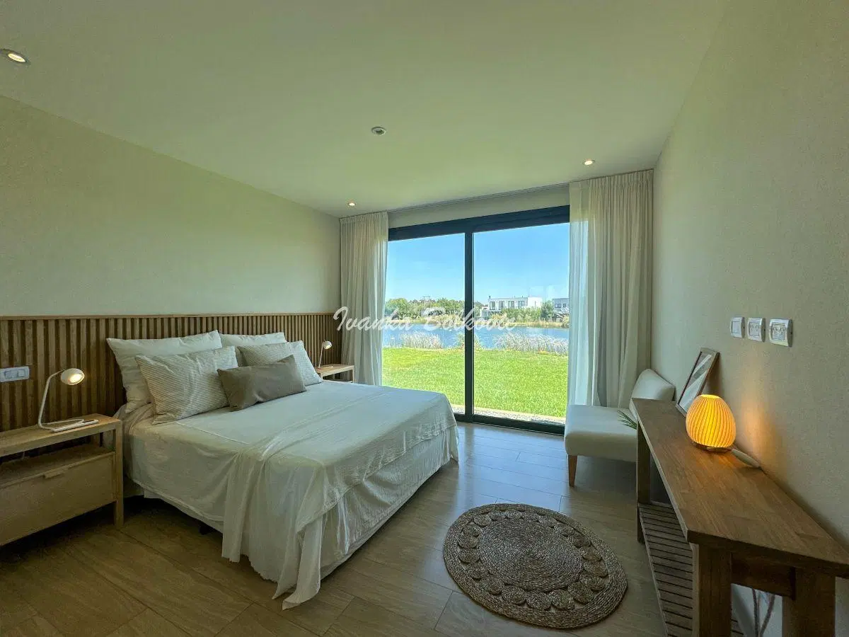 Casa en venta con 241 m2 con 4 dormitorios Costa Esmeralda Vista Directa a La Laguna 3