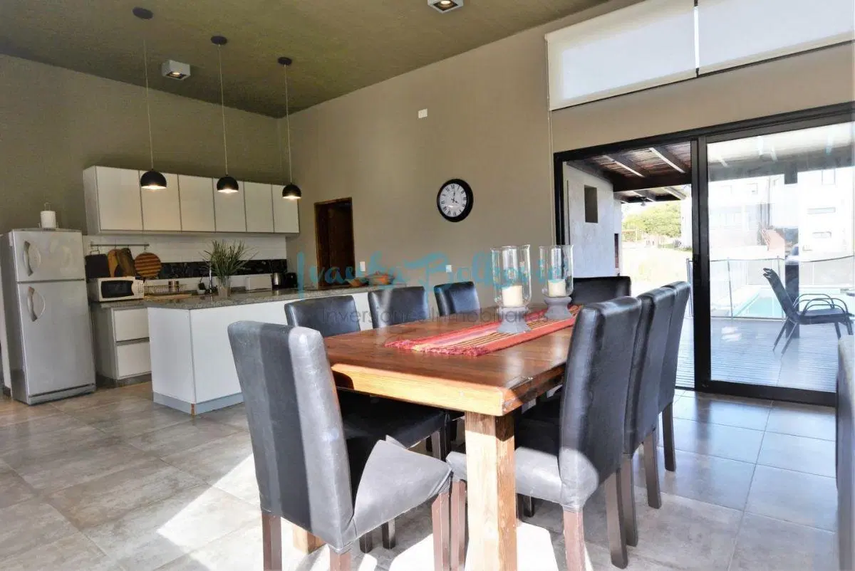 Venta Casa de 190 m² con 4 dormitorios Costa Esmeralda 3
