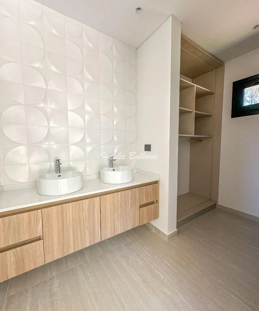 Venta Casa de 340 m2 con 4 dormitorios Costa Esmeralda a estrenar 2
