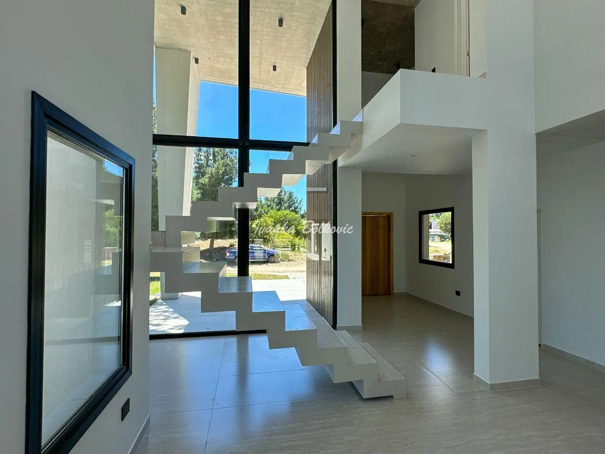 Venta Casa de 340 m2 con 4 dormitorios Costa Esmeralda a estrenar 3
