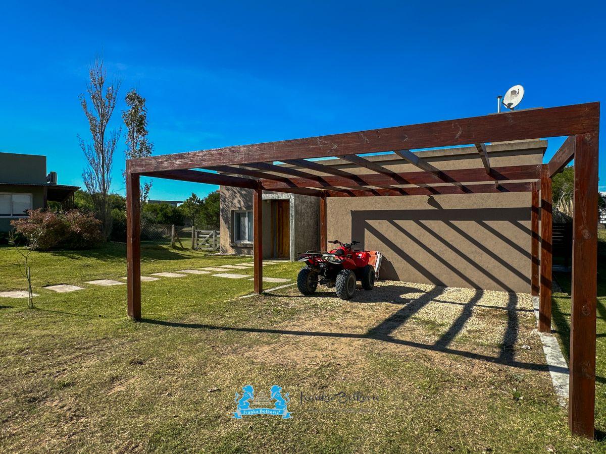 Foto de Venta Casa De 240 M2 4 Dorm. Barrio Golf - Costa Esmeralda Piscina, imagen 1