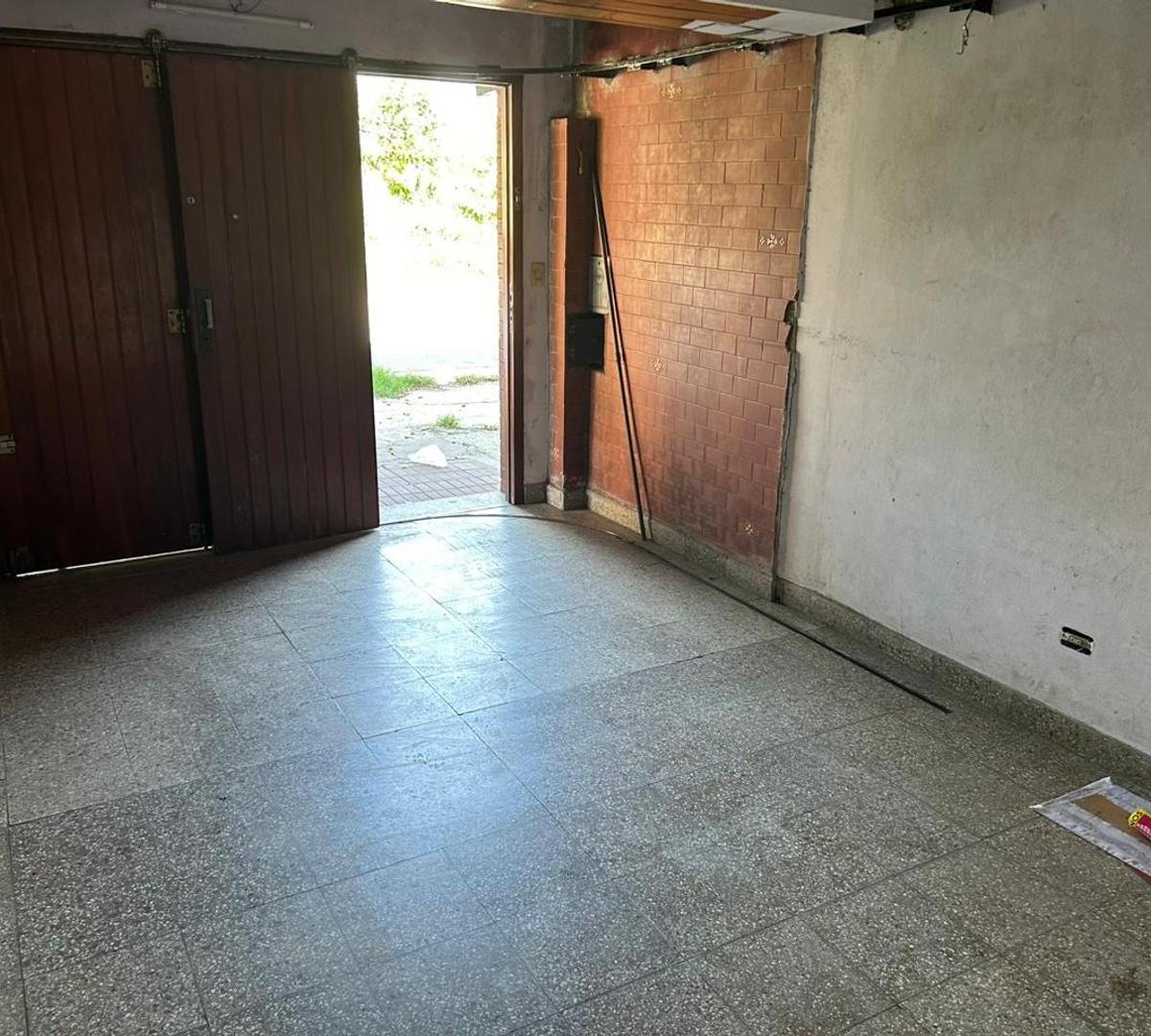 Foto de Venta Casa 4 Ambientes con Quincho y Patio en Lanús, imagen 2
