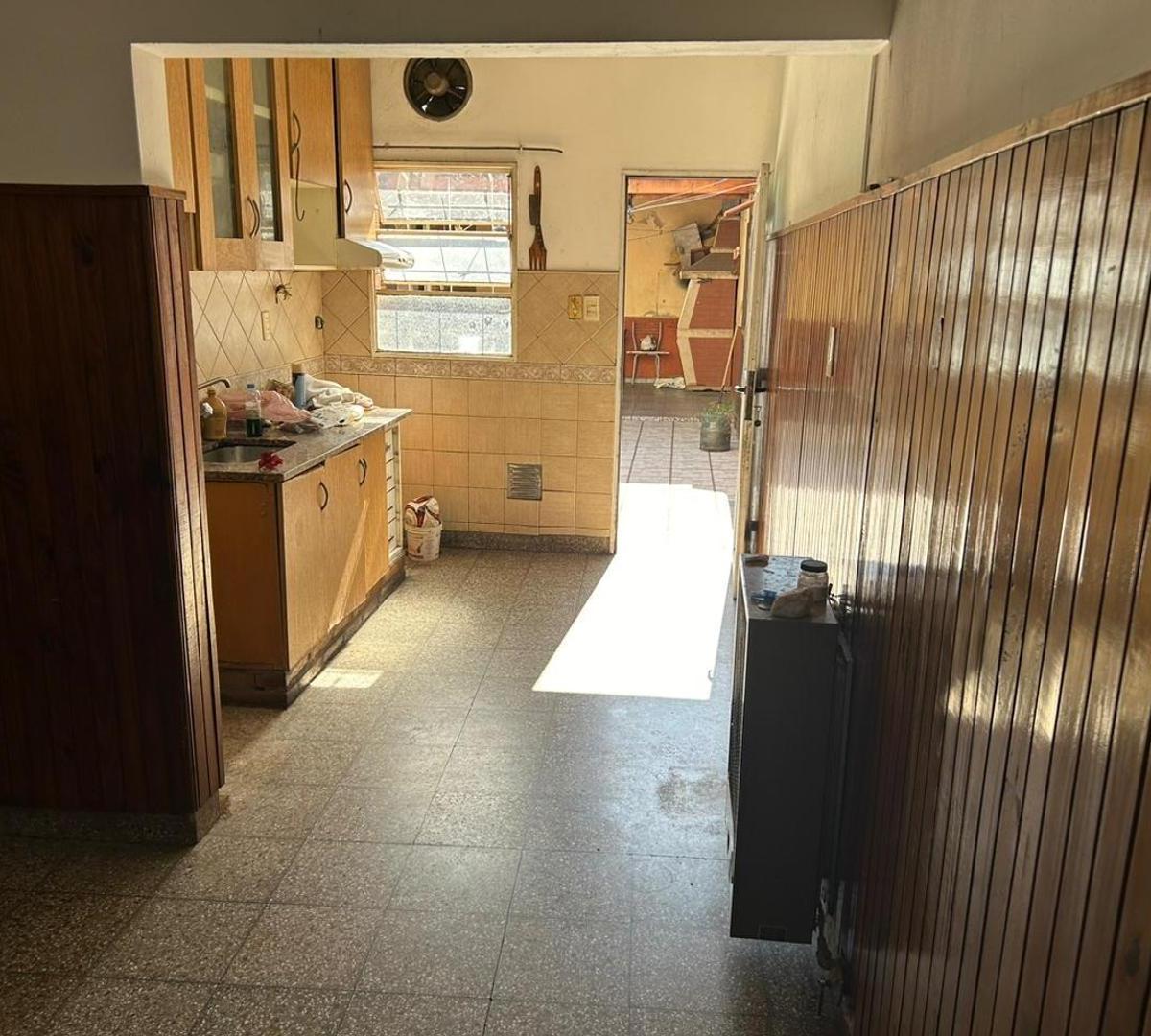 Foto de Venta Casa 4 Ambientes con Quincho y Patio en Lanús, imagen 5