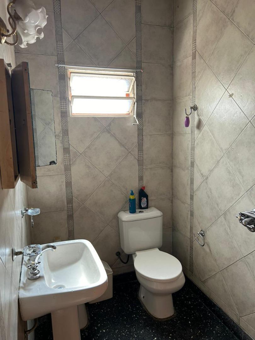 Foto de Venta Casa 4 Ambientes con Quincho y Patio en Lanús, imagen 3