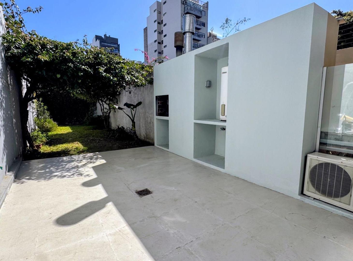 Foto de Venta duplex 3 amb tipo casa con jardín y cochera en Coghlan, imagen 1