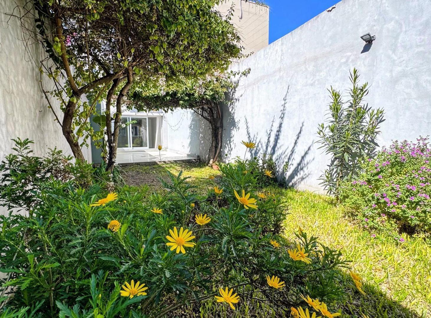 Foto de Venta duplex 3 amb tipo casa con jardín y cochera en Coghlan, imagen 2