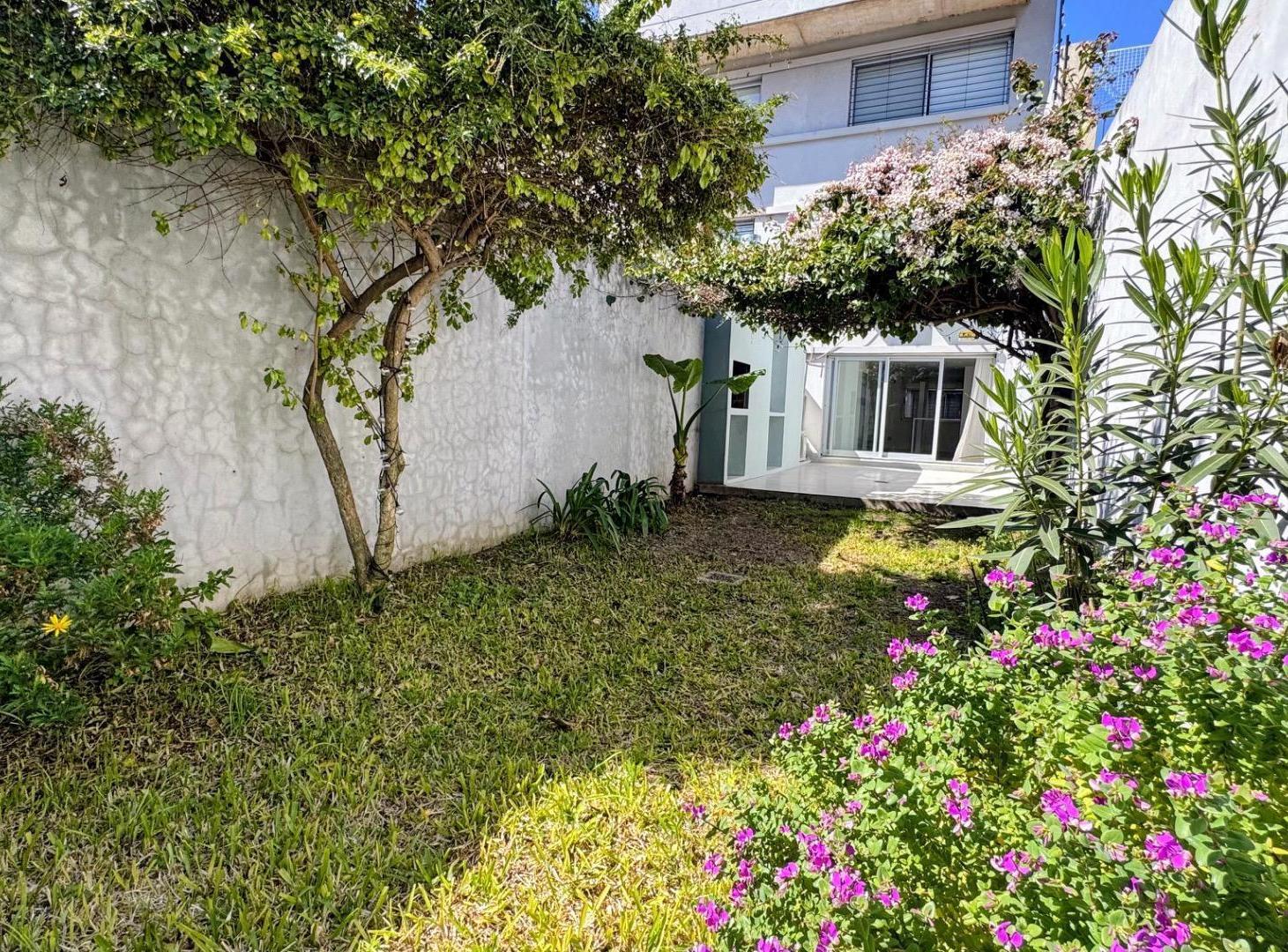 Foto de Venta duplex 3 amb tipo casa con jardín y cochera en Coghlan, imagen 3