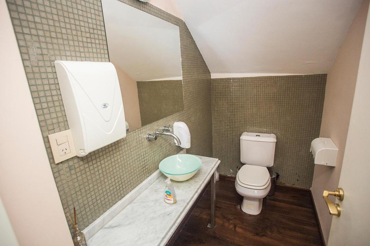 Venta con Renta Reciclada con Habilitación Para Centro de Estética y Consultorio en Constitución 5