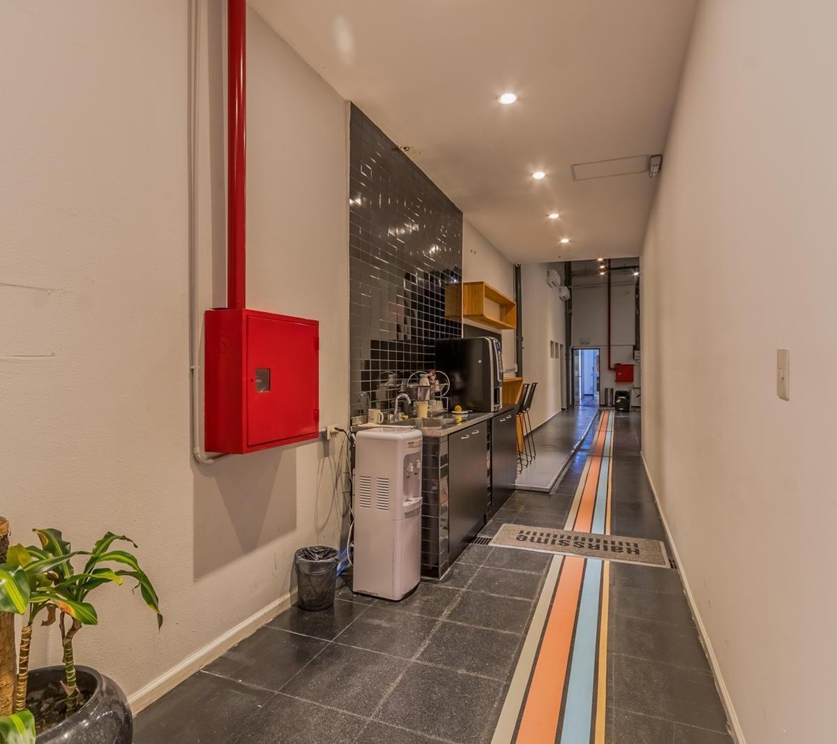 Venta Importante Propiedad Comercial de Doble Frente con Portón Levadizo Para Camiones, en Almagro 5