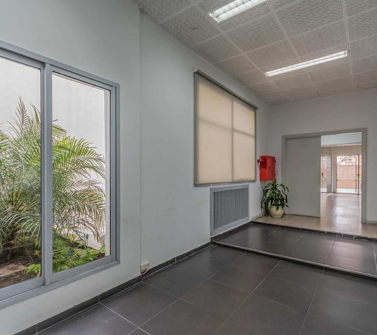 Venta Importante Propiedad Comercial de Doble Frente con Portón Levadizo Para Camiones, en Almagro 4