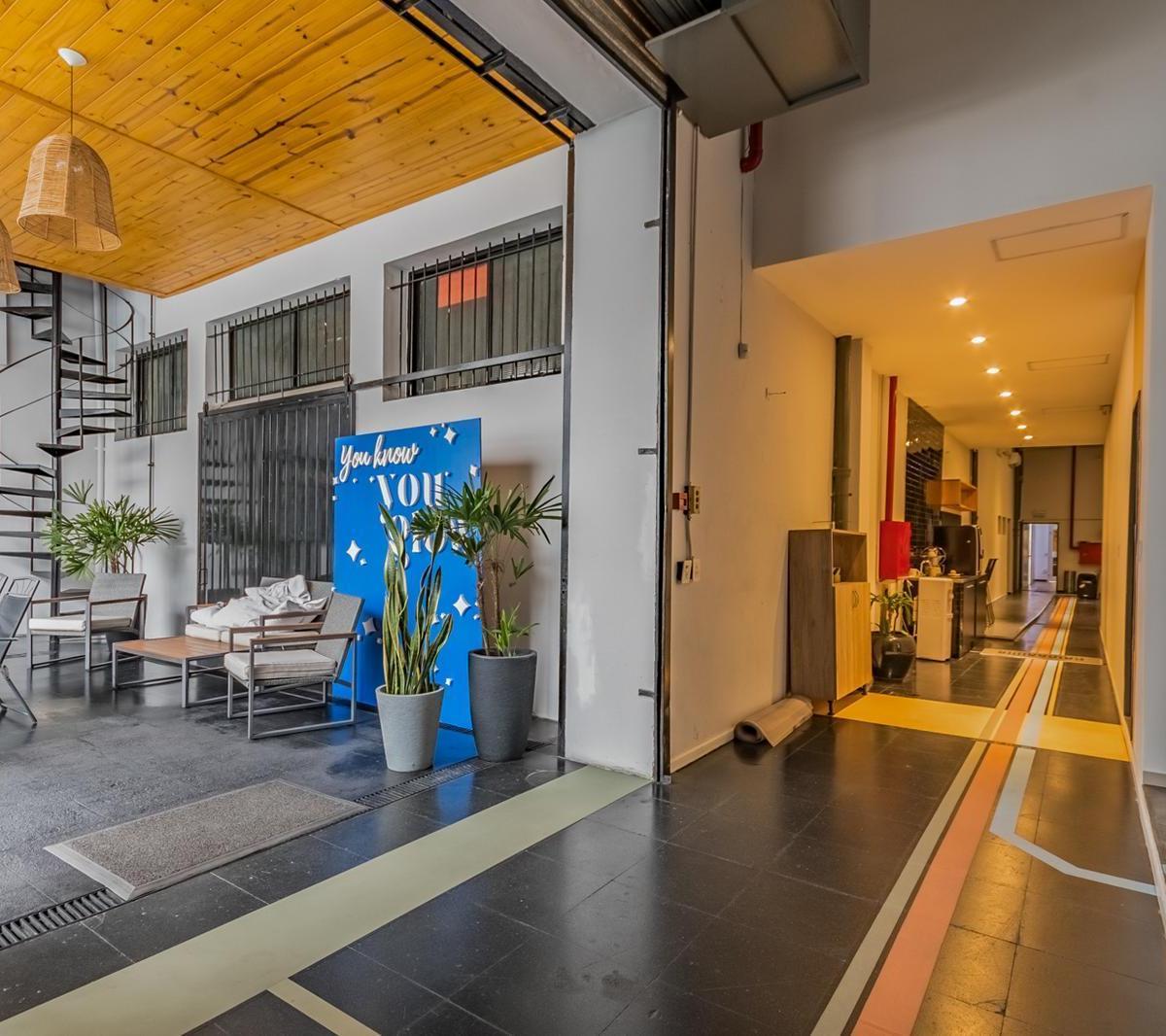 Venta Importante Propiedad Comercial de Doble Frente con Portón Levadizo Para Camiones, en Almagro 5