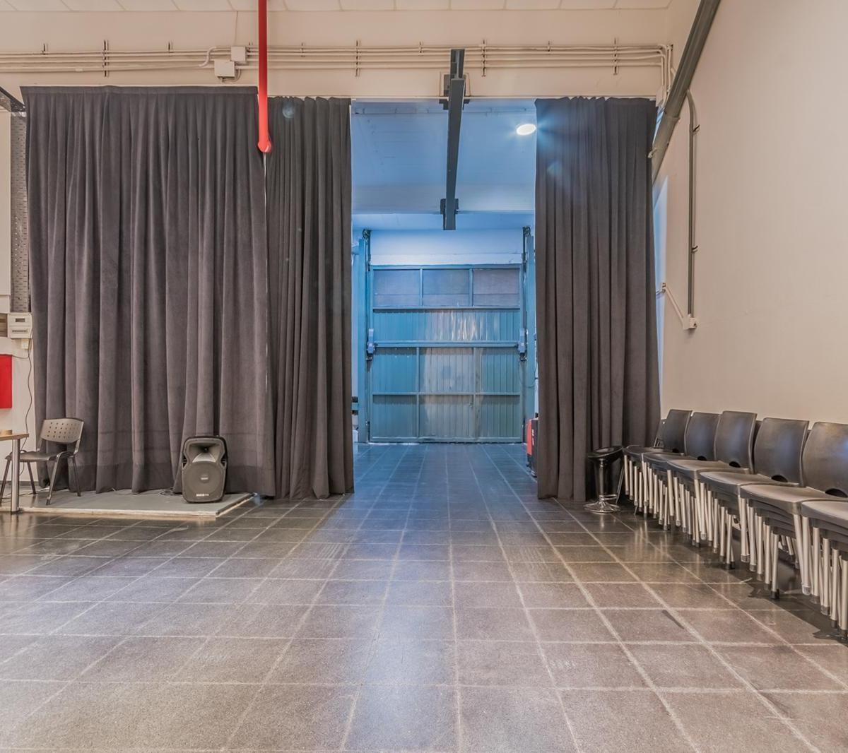 Venta Importante Propiedad Comercial de Doble Frente con Portón Levadizo Para Camiones, en Almagro 1