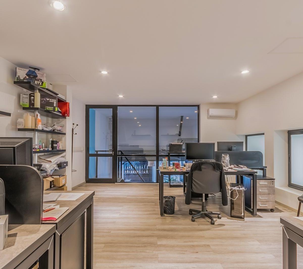 Venta Importante Propiedad Comercial de Doble Frente con Portón Levadizo Para Camiones, en Almagro 3