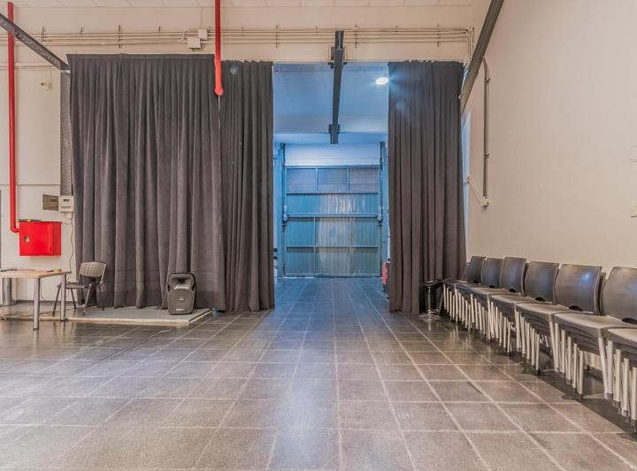 VENTA IMPORTANTE PROPIEDAD COMERCIAL DE DOBLE FRENTE CON PORTÓN LEVADIZO PARA CAMIONES, EN ALMAGRO 3